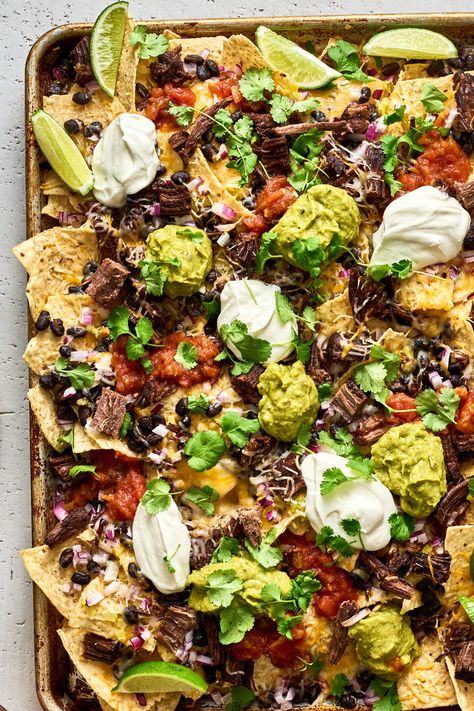 Beef Brisket Nachos, Brisket Nachos, Nacho Recipes, Breakfast Nachos, Cheesy Nachos, Turkey Breakfast, Nachos Recipe, Easy Cheesy, Beef Brisket