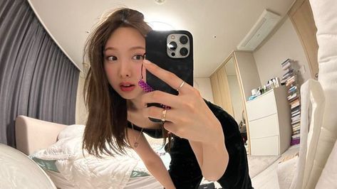 Twice Nayeon, Blog Template, Nayeon Twice, Blackpink Video, Girl Icons, Mirror Selfie, Bring It On, Twitter