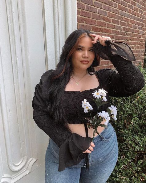 ERIKA AGUILERA 🦋 no Instagram: “So random, but it’s crazy to think we have only 4 more months till this year is over and BAM, 2021. ✨ - Anyone else just as mind blown? 😅 I…” Chubby Girl Outfits, Outfits Jeans, Look Plus Size, Black Crop Top, Curvy Women Jeans, Pinterest Outfits, Curvy Girl Outfits, Curvy Outfits, Basic Outfits