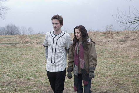 Twilight Outfits, Twilight 2008, Twilight Cast, Twilight Edward, Robert Pattinson And Kristen, Twilight Photos, Twilight Film, Edward Bella, Twilight Pictures