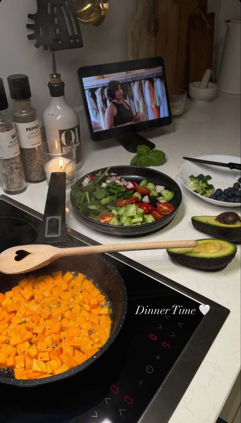 Cooking From Home Aesthetic, Doing Dishes Aesthetic, Meal Prep Asthetic Picture, Cute Restaurant Aesthetic, No Kitchen Meals, Cooking Aesthetic Black Women, Cooking Astethic, Cooking Instagram Story, Cooking In Kitchen