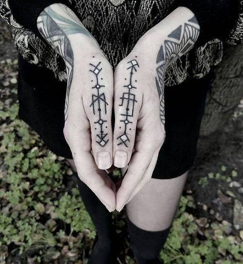 Finger Symbols, Runes Tattoo, Tattoo Main, Pagan Tattoo, Thumb Tattoos, Tattoo Finger, Ta Moko, Finger Tattoo For Women, Hand And Finger Tattoos