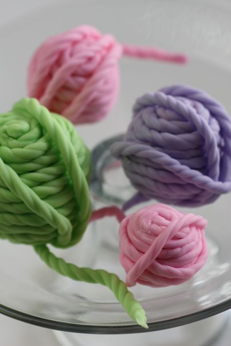 Fondant yarn cake ball tutorial | CatchMyParty.com Knitting Cake, Pop Cupcakes, Fondant Tutorial, Yarn Cake, Fondant Decorations, Cat Cake, Fondant Figures, Cake Balls, Yarn Ball