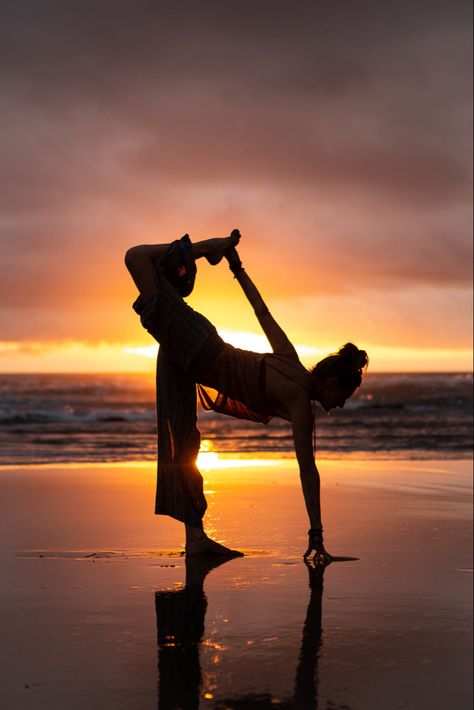 Foto Yoga, Yoga Foto's, Poses Easy, Yoga Inspiration Photos, Yoga On The Beach, Photo Yoga, Yoga Poses Photography, Yoga Photoshoot, Beautiful Yoga Poses