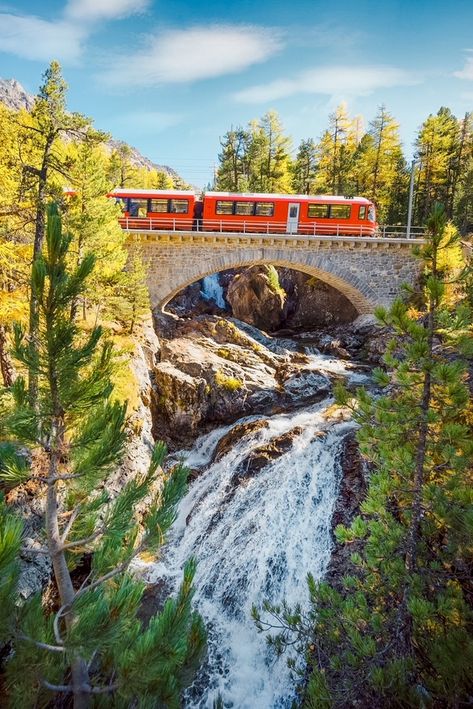 Switzerland Interlaken, Places To Visit In Switzerland, Model Train Display, Solo Trips, Scenic Train Rides, Swiss Travel, Savings Tips, Chur, Interlaken