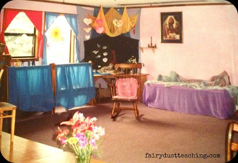 Waldorf: Classrooms-- good links here (for a variety of teaching situations) Waldorf Kindergarten Classroom, Classroom Fairy, Waldorf Garden, Waldorf Playroom, Waldorf Classroom, Fairy Dust Teaching, Waldorf Curriculum, Waldorf Kindergarten, Lan Chi