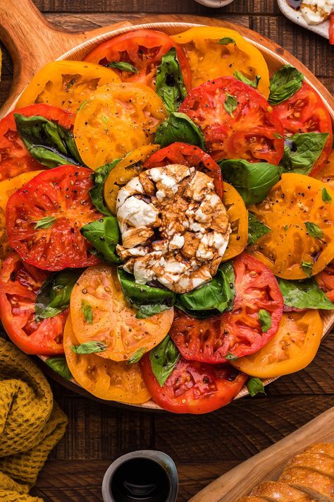 Whether you prepare this heirloom Italian burrata caprese salad as a side dish or appetizer, it's so good. I'm sure you'll love the flavours it offers in every bite. Heirloom tomatoes are showcased in this authentic Italian caprese dish, along with burrata cheese. Balsamic vinegar and truffle salt add extra-special flavours to this impressive yet simple burrata recipe. This heirloom Italian burrata caprese salad is a wonderful combination of aromatic heirloom tomatoes and burrata cheese. #salad Burrata Caprese Salad, Tomatoes And Burrata, Burrata Caprese, Italian Caprese, Italian Thanksgiving, Burrata Recipe, Tomato Caprese, Caprese Recipes, Caprese Salad Recipe