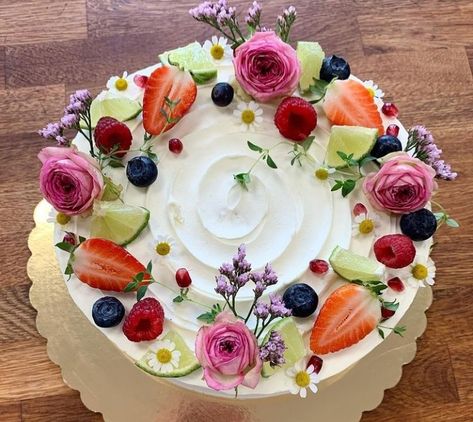 Fruit Birthday Cake, Fruit Cake Design, Tårta Design, Fruity Cake, Fruit Birthday, Berry Cake, 26th Birthday, Pretty Dessert, Birthday Cake Recipe