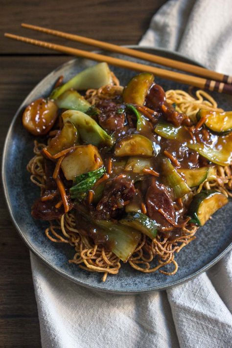 Hong Kong-style crispy noodles. It is a simple, but impressive meal, loaded with your favorite protein and vegetables with a thick, delicious sauce. If you’ve never tried crispy noodles, prepare to be amazed. Homemade Chow Mein, Mascarpone Pasta, Tasty Noodles Recipe, Pork Noodle Soup, Caramelized Pork, Kong Recipes, Hoisin Chicken, Crispy Noodles, Soup Creamy