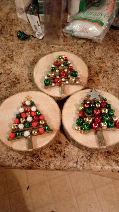 Wood Slice Crafts Christmas Diy Ideas, Tiny Wood Slice Crafts, Wood Circle Crafts Tree Slices Christmas Ornament, Wood Circle Crafts Tree Slices Rustic, Wood Ornaments Diy Tree Slices Kids, Wood Ornaments Diy Tree Slices, Tree Branch Ornaments Wood Slices, Twig Christmas Tree, Diy Tree Decor