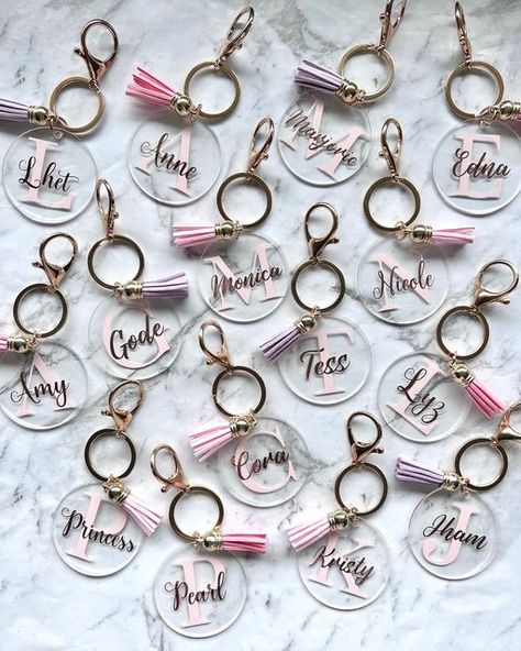 Personalised Business Ideas, Xmas Crafts To Sell, Cricut Keychains, Keychains Ideas, Mirror Letters, Personalised Keyrings, Keychain Ideas, Personalised Gifts Diy, Employee Appreciation Gifts