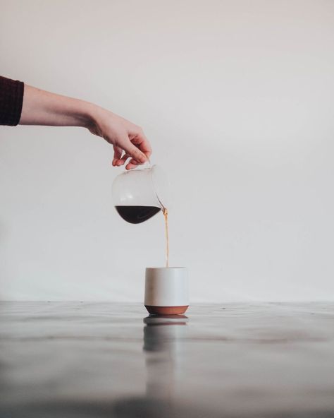 Everything You Need to Know About Pour Over Coffee. Finally, everything you need to know about pour over coffee in one place. Minimalist Apps, Pouring Coffee, Coffee Shop Photography, Coffee Shot, Art Cafe, Desain Editorial, Monday Mood, Coffee Images, Coffee Pictures