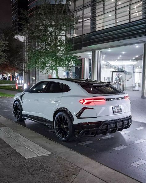 Rare Car Colors, White Lamborghini Urus, Urus Aesthetic, Lamborghini Urus Aesthetic, White Aesthetic Luxury, Green Lamborghini, White Suv, White Lamborghini, Luxury Cars Audi