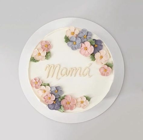 Pretty Bday Cakes, Bento Cake With Flowers, Bento Cake Flower Design, Birthday Cakes For Moms, Mom Cake Birthday, Cakes For Moms Birthday, Floral Bento Cake, Bento Cake With Cupcakes Set, Simple Cake With Flowers