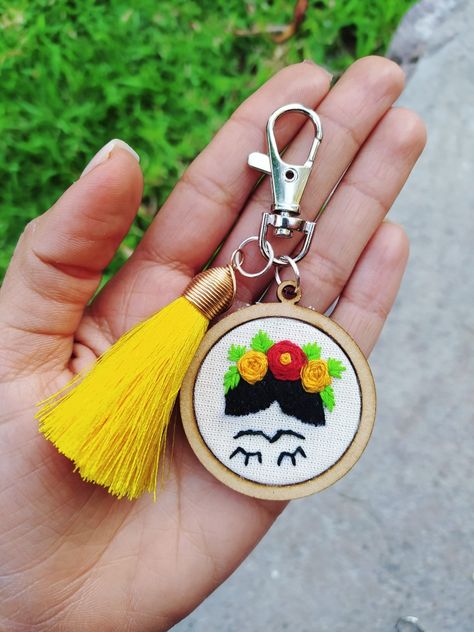 Friday Kahlo, Keychain Craft, Frida Kahlo Art, Embroidery Patterns Vintage, Needle Punch, Sewing Embroidery Designs, Tassel Bag, Key Covers, Sewing Projects For Beginners