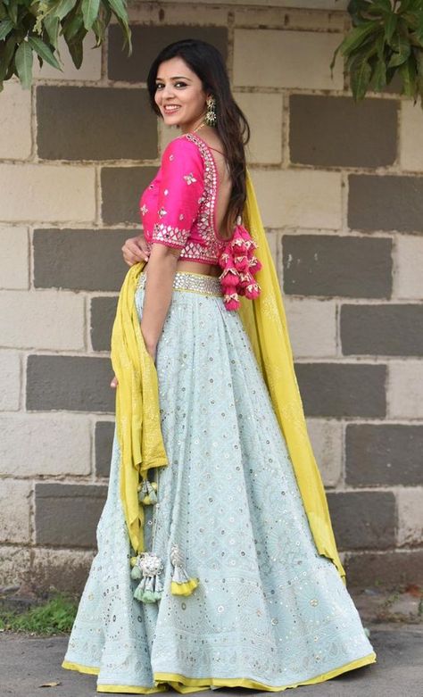 Lucknowi Lehenga Indian Weddings, Lakhnavi Lehenga Choli, Simple Lehenga Designs Classy, Lucknowi Lehenga, Mirror Blouse, Lengha Blouse Designs, Handwork Blouse, Simple Lehenga, Indian Outfits Lehenga