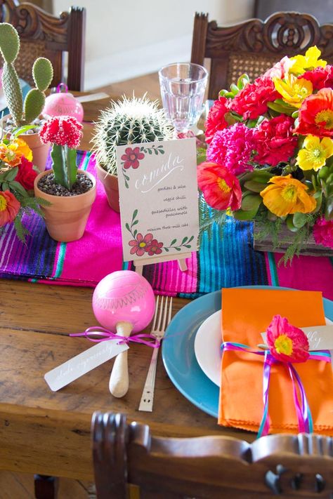 Your Guide To Festive Mexican Inspired Table Styling - Modern Wedding Mexican Theme Party Food, Party Food Desserts, Mexican Dinner Party, Mexican Theme Party, Desserts Wedding, Mexican Theme Party Decorations, Fiesta Table, Mexican Themed Weddings, Fiesta Bridal Shower