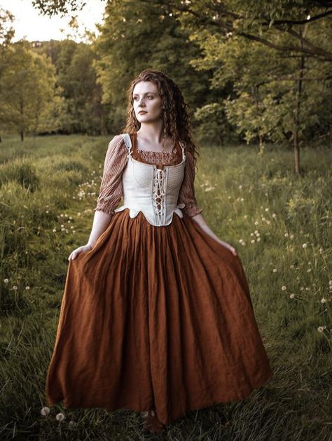 Hobbit Woman Outfit, Fantasy Academia Outfit, Hobbit Aesthetic Outfit, Gothic Cottagecore Fashion, Medieval Core Outfit, Historical Dresses Cottage Core, Garden Witch Outfit, Prarie Core Aesthetic Clothes, Medieval Dress For Larp In Fall