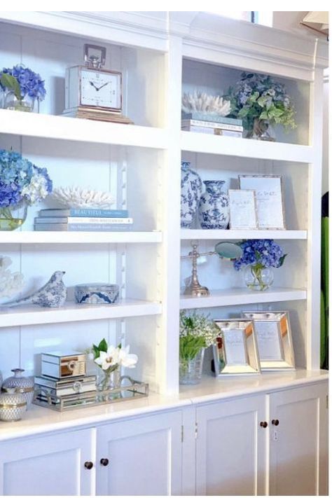 Hamptons Style Living Room, Blue And White Living Room, Luxe Furniture, Shelf Decor Living Room, Decorating Bookshelves, Bookcase Decor, Blue White Decor, Hamptons Style, Bookshelf Decor