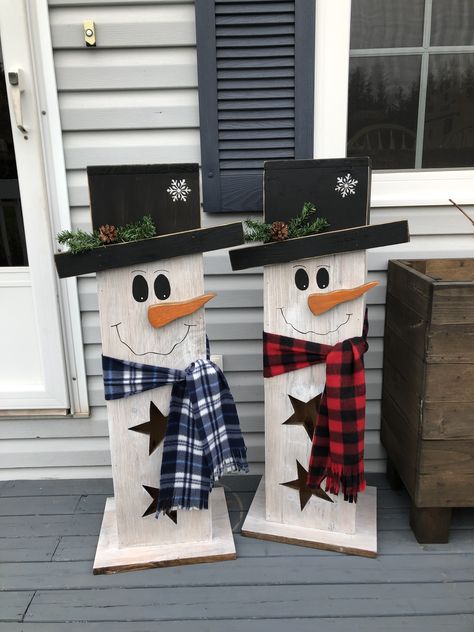 Snowman Made Of Wood, Diy Snowman Wood Craft Ideas, Diy Snowman Wood, Outdoor Wooden Snowman, Scrap Wood Snowman Diy, Wooden Snowman Diy Front Porches, Pallet Snowman Diy, Christmas Wood Crafts Diy Projects Xmas, Wooden Outdoor Christmas Decorations