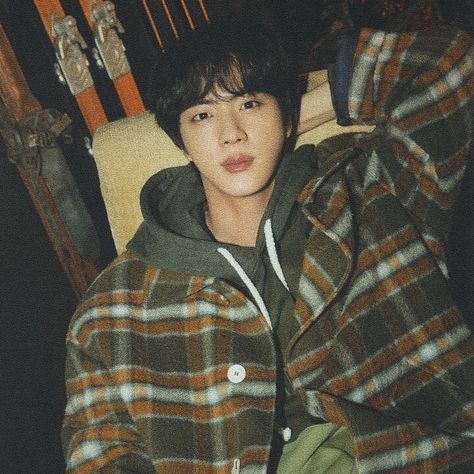 80s Aesthetic Wallpaper Vintage, Jin Aesthetic Boyfriend Material, Bts Fall Aesthetic, Jin Vintage Aesthetic, Jin Core Aesthetic, Jin Brown Aesthetic, Jin Asthetic Picture, Bts Vintage Aesthetic, Jin Aesthetic Pics