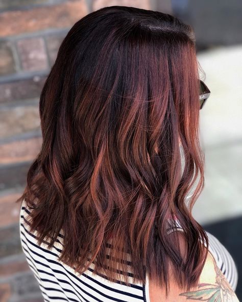 Auburn hair is gorgeous, just like the season. It looks stunning on everyone and is so versatile, you can't go wrong with the color or style you choos... Auburn Ombre Hair, Auburn Hairstyles, Auburn Hair With Highlights, Auburn Ombre, Auburn Balayage, Auburn Highlights, Short Hair Highlights, Hair Color Auburn, Beautiful Hair Color