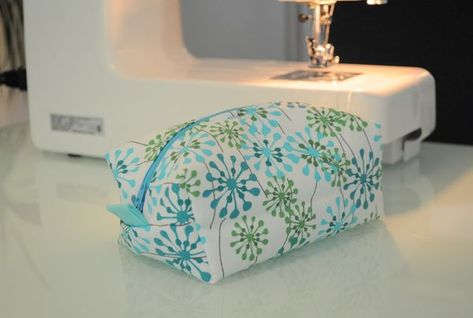 Makeup Bag Pattern, Tutorial Sewing, Boxy Bags, Zipper Pouch Tutorial, Pouch Tutorial, Box Pouch, Sewing Purses, Small Sewing Projects, Pouch Pattern