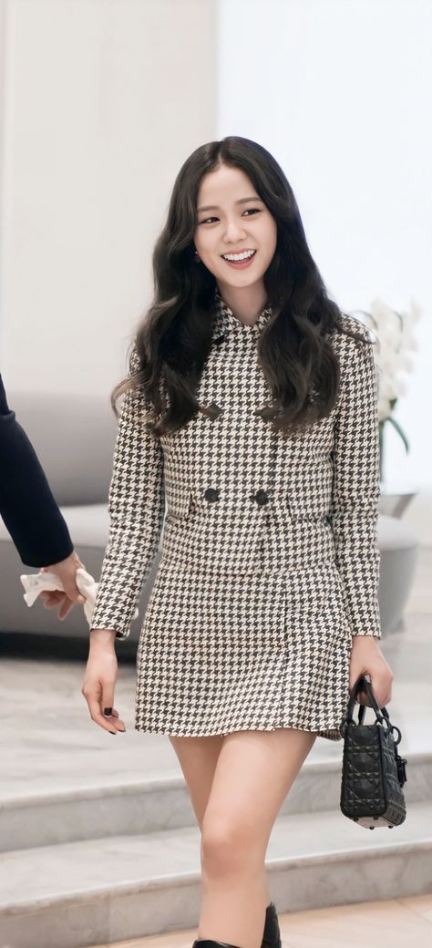 Jisoo Dress Outfit, Jisoo Outfit Casual, Jisoo Casual Outfit, Jisoo Dior Outfit, Jisoo Outfit, Jisoo Dior, Dior Outfit, Expensive Outfits, Jisoo Wallpaper