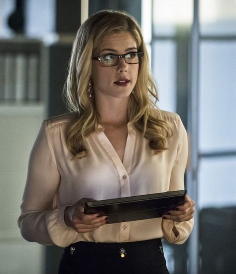 Felicity Smoak Outfits, Arrow Season 6, Arrow Felicity, The Flash Grant Gustin, Dc Legends, Felicity Smoak, Cathedral Architecture, Emily Bett Rickards, Hooray For Hollywood