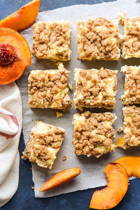 Peach Cobbler Cheesecake Bars | NeighborFood Peach Cheesecake Bars, Peach Baking, Peach Cobbler Cheesecake Recipe, Peach Cobbler Cheesecake, Peach Crumble Pie, Crumble Cheesecake, Sweet Bars, Peach Cheesecake, Desert Bar