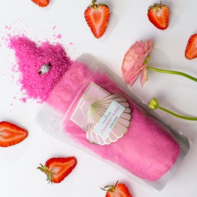 A twist on our popular Strawberries & Champagne bath bomb, our new Strawberry Bubbly Luxe Soak has the same delicious scent of ripe strawberries with crisp champagne. Watch it bubble up to create a fun pink bubble bath! Pink Himalayan salt and jojoba oil will leave your skin silky smooth, while the lush scent of strawberries and champagne will leave you smelling like like a dream. Pink Bubble Bath, Strawberries And Champagne, Affordable Makeup Brushes, Avon Skin So Soft, Bubble Up, Strawberry Champagne, Spa Gift Basket, Skincare Blog, Pink Bubbles