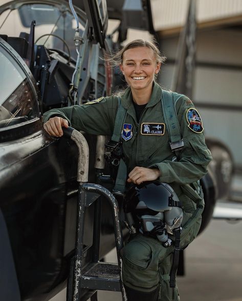 Pilot Aesthetic Outfit, Usafa Aesthetic, Air Force Women Uniform, Air Force Outfit Woman, Pilot Woman, Us Navy Women, Pearl Harbor Movie, Aeronautical Engineering, Air Force Uniforms