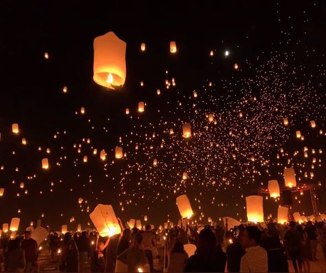 Floating Lanterns Aesthetic, Flying Lanterns, Flying Lantern, Floating Lanterns, Floating Lights, Pretty Photos, The Night Sky, Night Aesthetic, Pretty Places