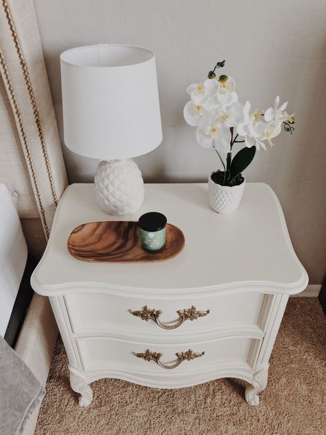 Vintage White Nightstand, White Vintage Nightstand, Antique Nightstand Makeover, Vintage Nightstand Decor, Nightstand Ideas Farmhouse, Modern French Provincial Bedroom, Night Stands Diy, French Provincial Decor Bedroom, French Provincial Nightstand Makeover