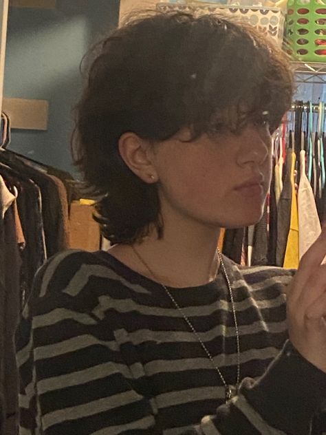 Agender Hairstyles Short, Mullet Style Haircut, No Bangs Mullet, Boyish Curly Haircut, Short Haircuts On Round Face, Mullet Unstyled, Short Mullet Shag Hairstyle Women, Boho Haircut Short, Modern Mullet Haircut For Women