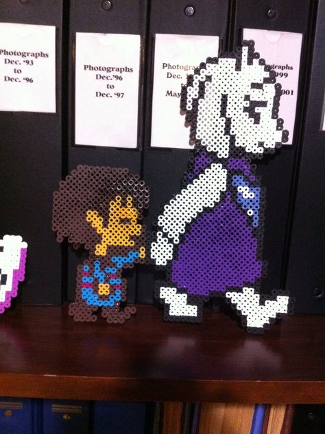 Toriel And Frisk, Undertale Pixel Art, Undertale Toriel, Toriel Undertale, Geeky Craft, Art Perle, 8bit Art, Perler Bead Templates, Perler Crafts