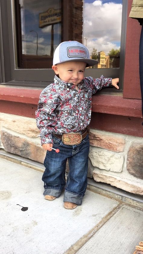 THIS HAS TO BE THE CUTEST LITTLE BOY AND OUTFIT EVER I'M SO IN LOVE. https://presentbaby.com Western Baby Clothes, Baby Boy Cowboy, Country Baby Boy, John Bennett, Baby Clothes Country, Cowboy Baby, Western Babies, Baby Hoodie