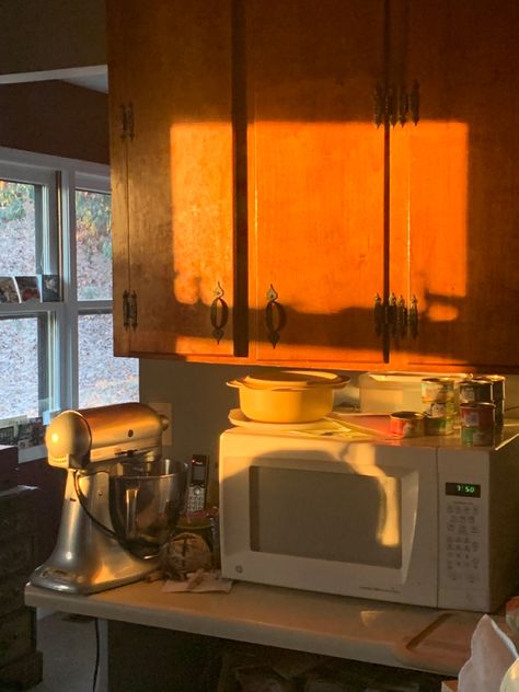 a kitchen during golden hour idk Golden Hour Home Aesthetic, Golden Hour Kitchen, Golden Hour Bedroom, Cozy Eclectic Bedroom, Autumn Board, Ur Gay, Golden Hour Aesthetic, Advanced Higher Art, Apartment Lighting