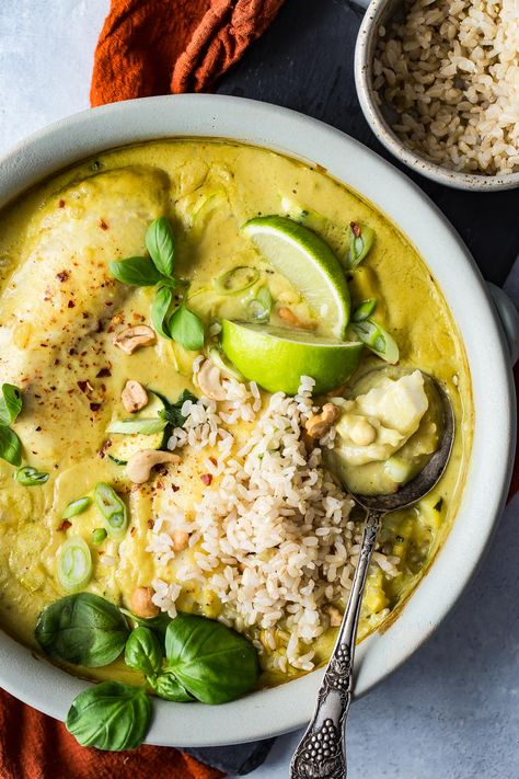 Thai style green curry sauce and fresh tilapia filets baked in creamy coconut milk and served with brown rice. Easy to make and just like your favorite takeout! Tilapia Curry, Curry Tilapia, Fresh Tilapia, Green Curry Sauce, Curry Easy, Curry Indian, Thai Food Recipes, Lime Leaves, Tilapia Recipes