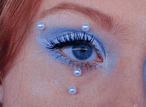 Eye close up, blue eyemakeup glittery with pearls Blue Ethereal Makeup, Bloom Winx Club Makeup, Blue Pearl Makeup, Prom Makup, Fletcher Concert, Blue Fairy Makeup, Wind Makeup, Jellyfish Makeup, Eye Pearls