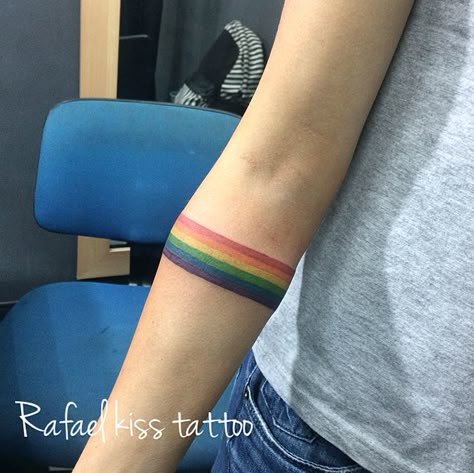 Lgbt tattoo flag bracelete arco-íris Rainbow Band Tattoo, Lesbian Flag Tattoo, Lesbian Tattoo Aesthetic, Pride Flag Tattoo, Lgbt Tattoo Ideas, Color Wheel Tattoo, Gay Pride Tattoos, Tattoos That Mean Something, Lesbian Tattoo