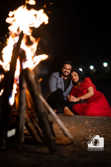 Fire Camp Pre Wedding Shoot, Pre Wed Photoshoot Ideas, Pre Wedding Photoshoot Location, Pre Wedding Night Shoot Ideas, Night Shoot Photography Couples, Night Pre Wedding Photography, Honnavar Pre Wedding Shoot, Pre Wedding Night Photoshoot, Bonfire Pre Wedding Shoot