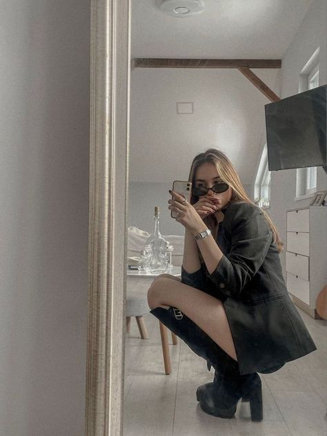 Mirror Selfie Outfit, Pic Mirror, Spiegel Selfie, Photography Ideas At Home, Minimalistic Outfits, Shotting Photo, Fashion Mirror, Mirror Selfie Poses, Friend Poses Photography