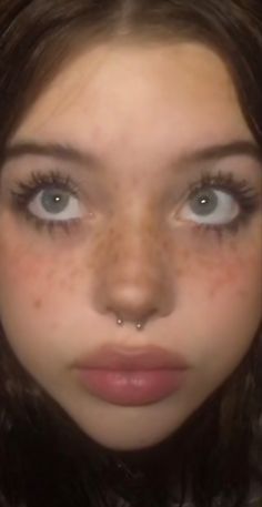 Grunge Makeup Freckles, Full Face Freckles, Face Claims Female Freckles, Ideal Face Inspiration, Makeup Looks With Freckles, Makeup Looks Freckles, Makeup For Freckled Skin, Bambi Beauty Aesthetic, Light Grunge Makeup