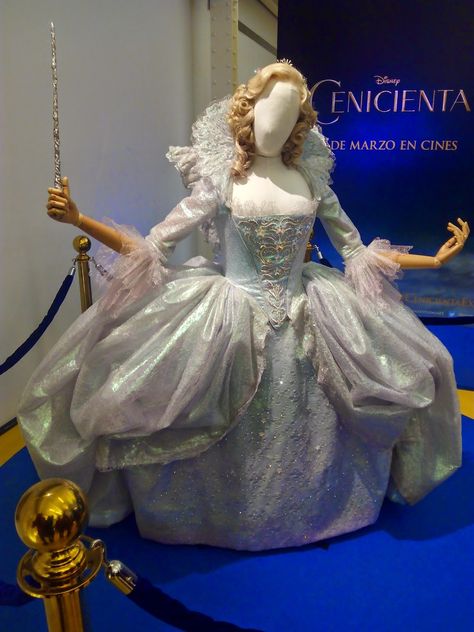 Hana Zone: Detalles para cosplayers: La Cenicienta (2015) Godmother Costume, Fairy Godmother Costume, Cotillion Dresses, Musical Theatre Costumes, Sandy Powell, Disney Swag, Cinderella Theme, Cinderella 2015, Disney Enchanted