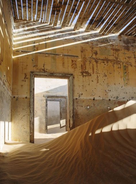 Ghostly photos show abandoned town being reclaimed by desert sand Derelict House, Desert Aesthetic, Abandoned Town, Abandoned Cities, Namib Desert, Melbourne House, Ghost Photos, Old Churches, Desert Art