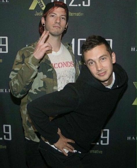 JOSHLER ES REAL 7W7 �🌈💕 Tyler Y Josh, Twenty One Pilots Art, Twenty One Pilots Wallpaper, Twenty One Pilots Aesthetic, Tyler And Josh, 21 Pilots, Band Pictures, Tyler Joseph, Actrices Hollywood