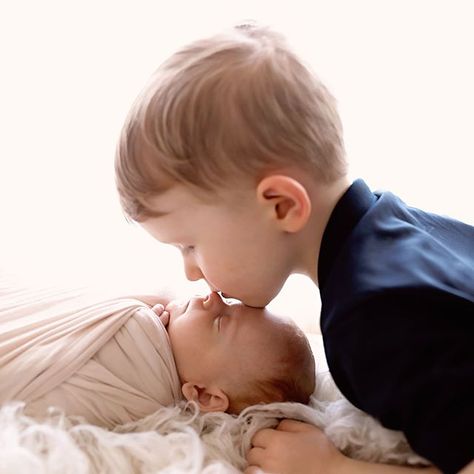 Newborn Sibling Pictures, Self Makeup, Sibling Photography Newborn, Brother Pictures, Newborn Family Pictures, Newborn Sibling, Diy Newborn Photography, Family Photos With Baby, Foto Newborn