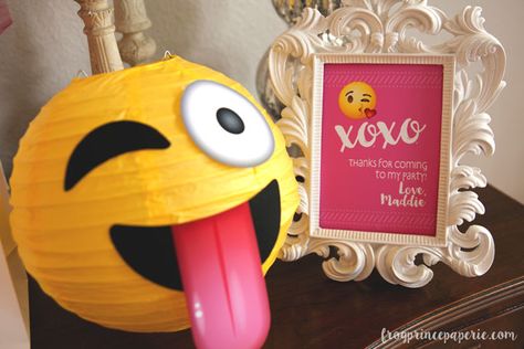 Need a tween birthday party theme? These Glam Emoji Birthday Party ideas are a must-see. Full of sparkle and smiles, they're going to be tween-pleasers! Mimi Birthday Party, Emoji Party Ideas, Emoji Birthday Party Ideas, Snapchat Party, Birthday Ideas For Girls, Emoji Party Decorations, Emoji Decorations, Emoji Birthday Party, Easy Party Decorations