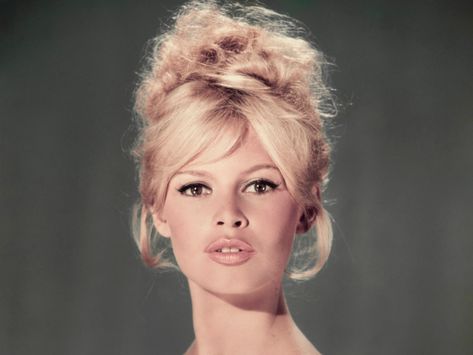 Overdrawn Lips, Bardot Hair, Model Beauty Secrets, Cleopatra Beauty Secrets, French Beauty Secrets, Bridget Bardot, French Beauty, Marmaris, Brigitte Bardot